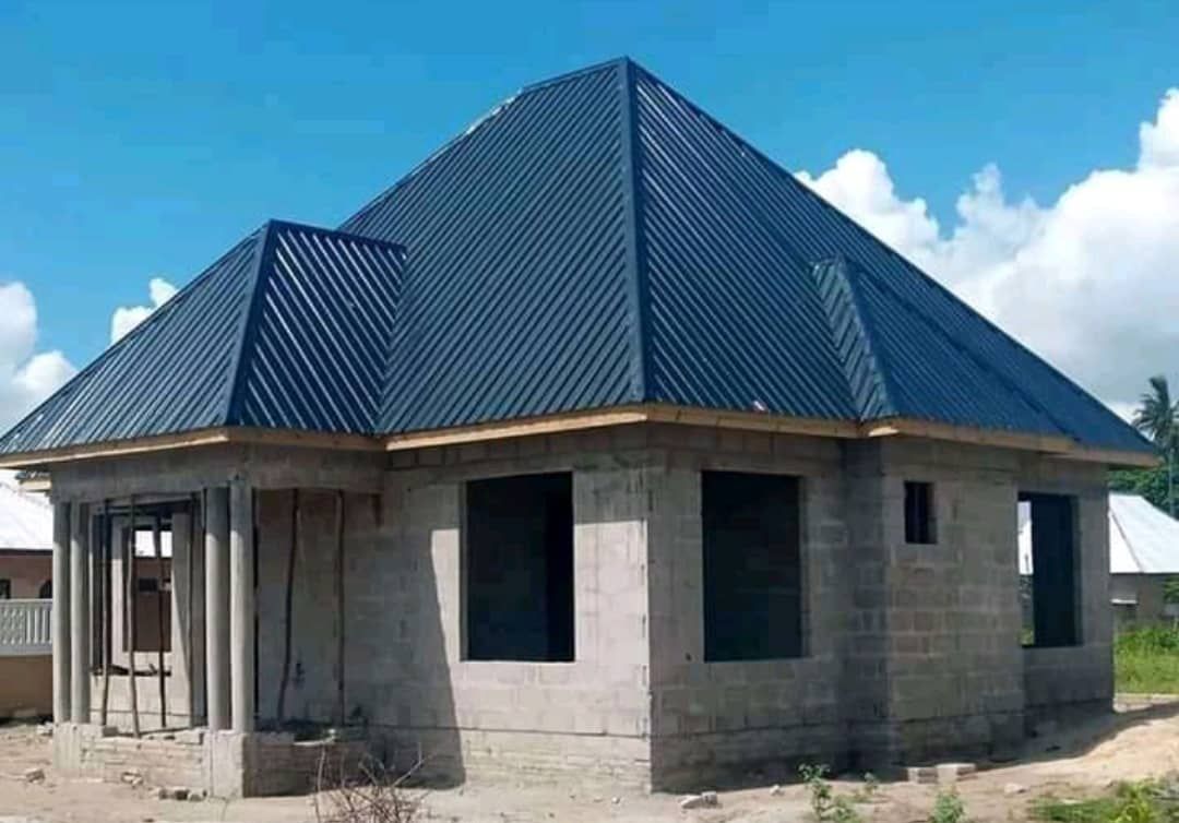 Block house with a dark blue box-profile steel roof